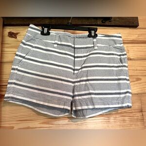 Khakis by GAP Girlfriend 3in short women